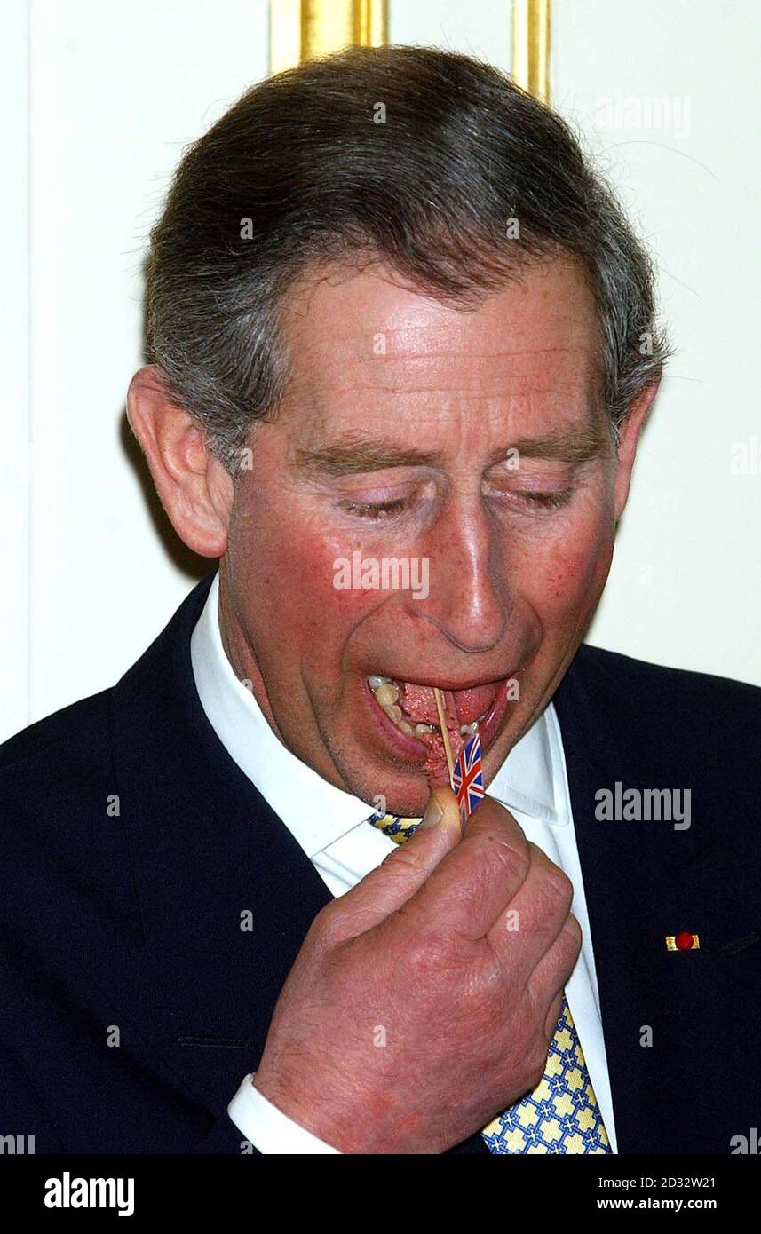 Der Prinz von Wales isst eine Portion britisches Rindfleisch in der Residenz des britischen Botschafters im Zentrum von Paris. * der Prinz wird den Tag in der französischen Hauptstadt verbringen, um den Verkauf von britischem Rindfleisch zu fördern, die Sorbonne zu besuchen und am Abend ein Konzert zu besuchen. Es ist sein erstes Engagement in Paris seit dem Tod von Diana, der Prinzessin von Wales. Stockfoto
