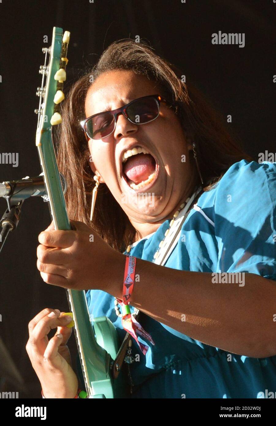 Brittany Howard aus Alabama Shakes tritt am zweiten Aufführungstag des Glastonbury 2013 Festival of Contemporary Performing Arts auf der Pilton Farm, Somerset, auf der anderen Bühne auf. Stockfoto