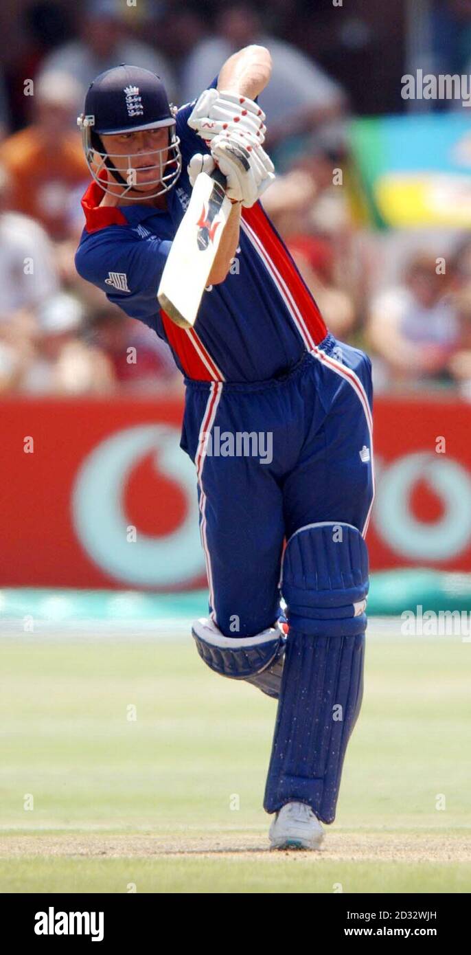NUR ZUR REDAKTIONELLEN VERWENDUNG - KEINE KOMMERZIELLEN VERKÄUFE : Englands Andrew Flintoff ist während der Cricket-Weltmeisterschaft in Südafrika im Einsatz. Stockfoto NUR ZUR REDAKTIONELLEN VERWENDUNG - KEINE KOMMERZIELLEN VERKÄUFE : Englands Andrew Flintoff ist während der Cricket-Weltmeisterschaft in Südafrika im Einsatz. Stockfoto