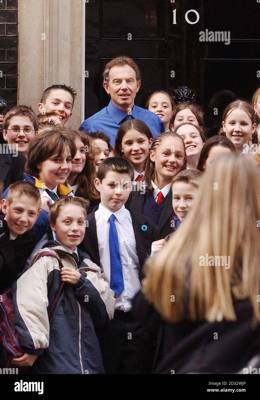 Der Premierminister Tony Blair (Mitte oben im Bild) posiert mit einer Gruppe von Kindern (Schule nicht identifiziert), während sie für ein Bild vor der Haustür von 10 Downing Street posierten, während sie auf einer Reise nach Westminster im Zentrum von London waren. Stockfoto