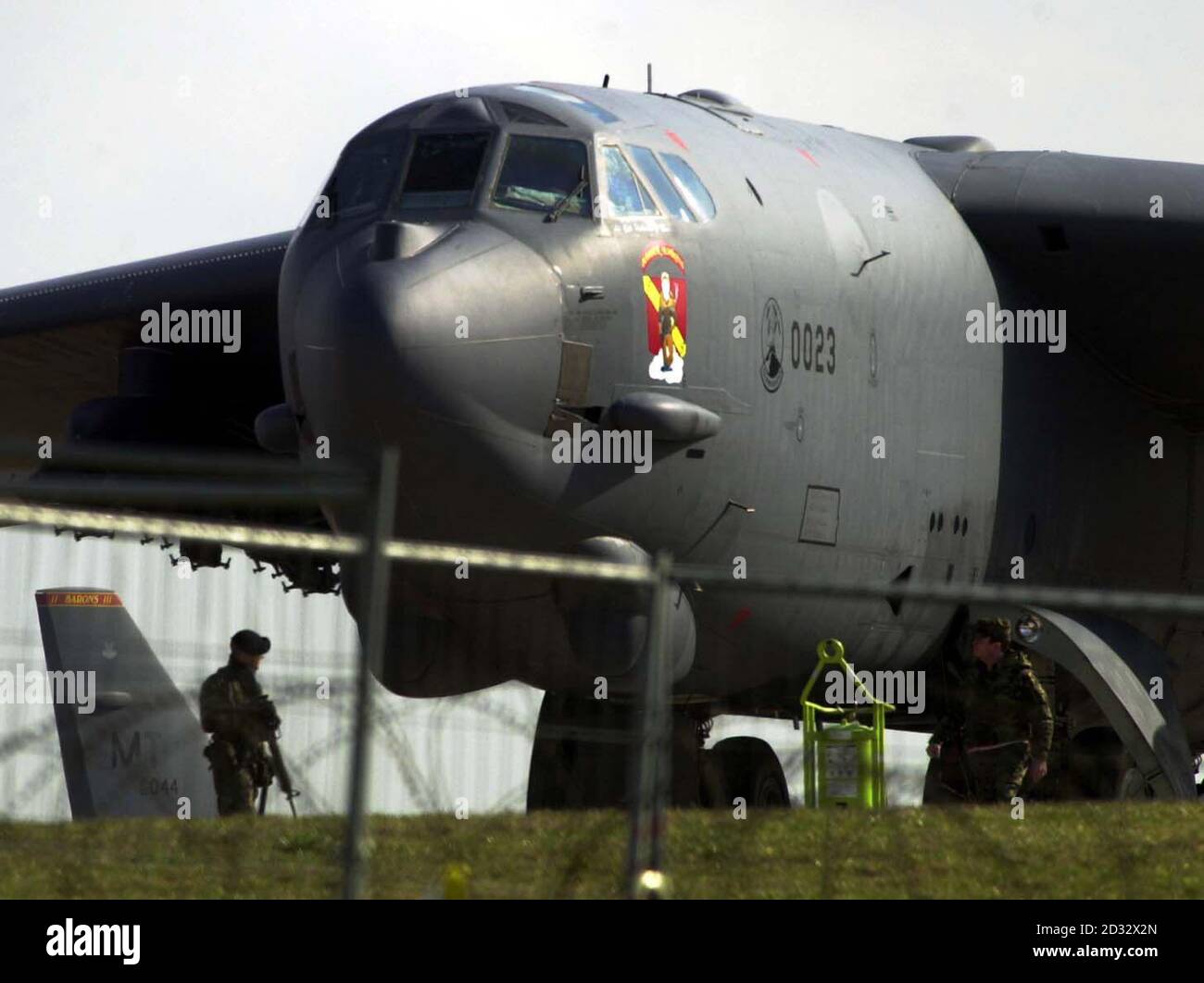 Bewaffnete Sicherheit neben einem B52-Flugzeug auf dem US-Luftwaffenstützpunkt RAF Fairford, Gloucestershire, wo zwölf Menschen verhaftet wurden früher heute die Polizei sagte. * die Gruppe von Menschen Schnitt durch Zäune bei RAF Fairford, um näher an die 14 Kampfflugzeuge zu kommen, die dort seit Dienstag nach der Freigabe durch Verteidigungsminister Geoff Hoon ihren Sitz hatten. Stockfoto