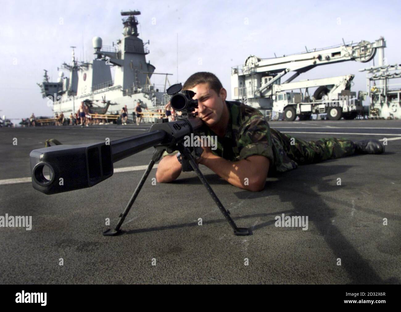 Ein Royal Marine von 40 Commando übt seine Scharfschützenfähigkeiten Mit einem Barrett .50 Gewehr auf dem Deck der HMS Ozean, wie es durch den Persischen Golf reist Stockfoto