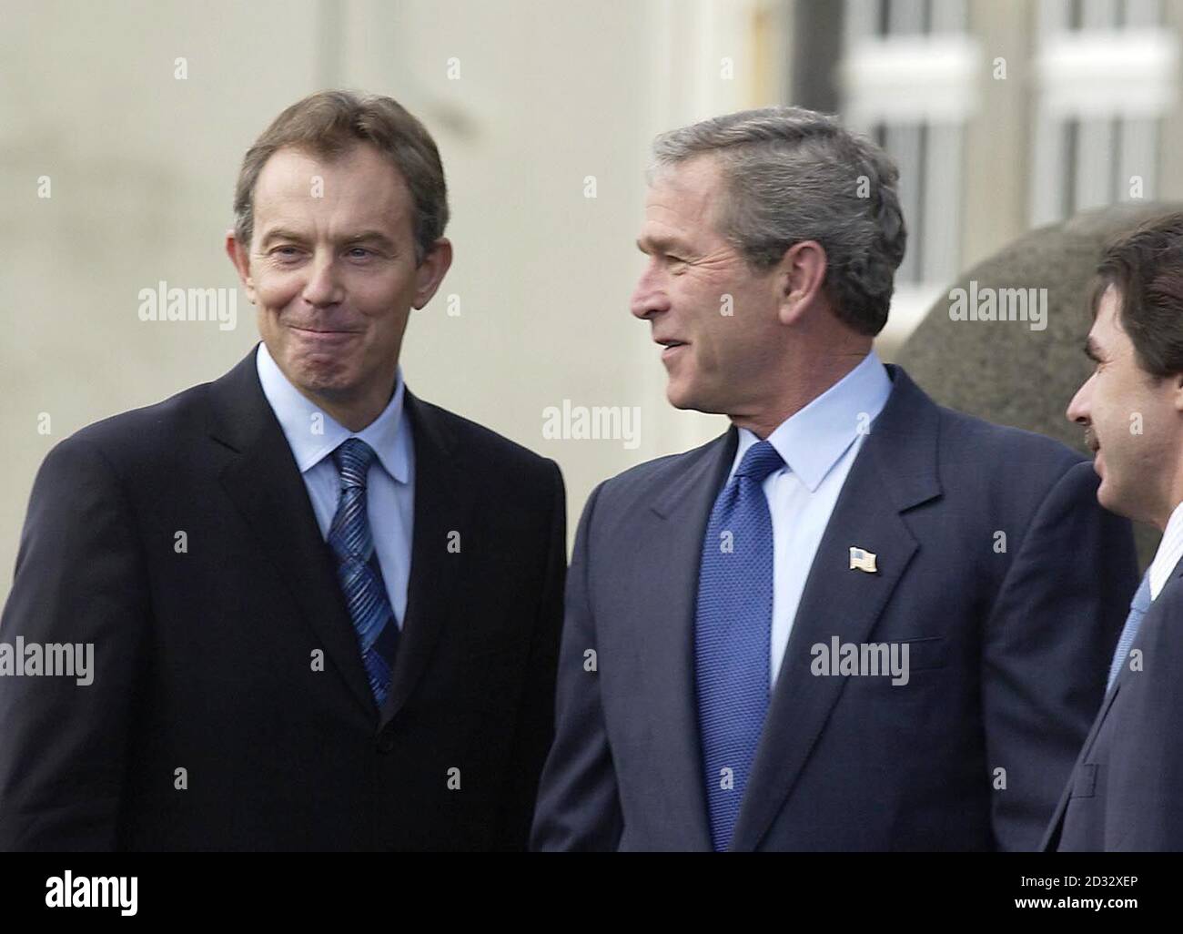 Der britische Premierminister Tony Blair (links) der US-Präsident George Bush und der spanische Premierminister Jose Maria Aznar (R) halten auf den Azoren Gespräche über den Irak ab. Stockfoto