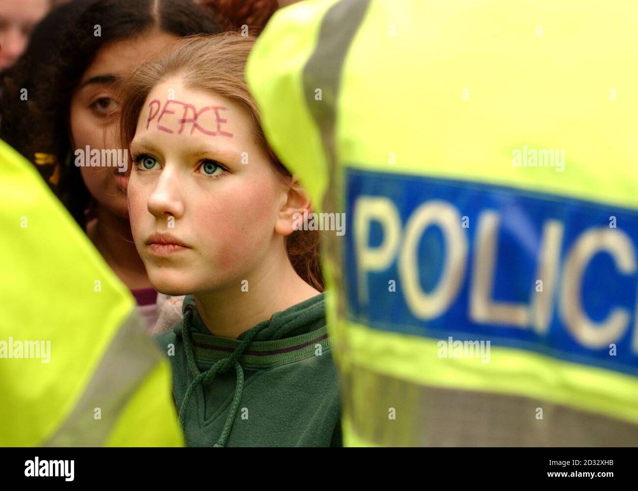 Anti-Kriegs-Demonstranten versammeln sich in Edinburgh. Hunderte von Kindern übersprangen die Schule, um gegen den drohenden Krieg mit dem Irak zu protestieren, indem sie das Edinburgh Castle stürmten. Rund 250 Schüler und Anti-Kriegs-Demonstranten zwangen sich an Sicherheitskräften vorbei und versuchten, in das historische Wahrzeichen zu eilen. Stockfoto