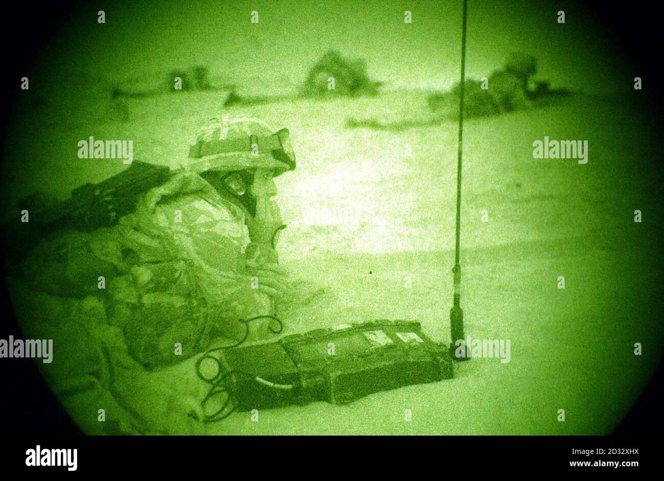 Bild aufgenommen mit Nachtsichtaufnahme von 16 Air Assault Brigade Truppen Training, um eine feindliche Position in der Nacht in Kuwait zu nehmen. Stockfoto