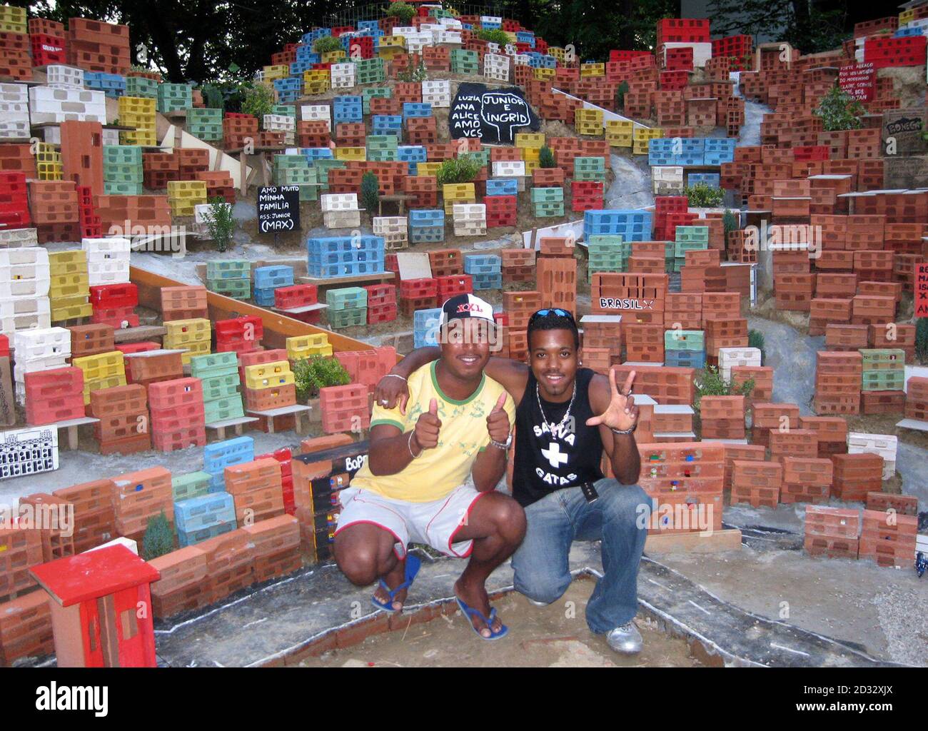 Künstler Ranieri Dias und Nelcirlan Souza De Oliveira, Teil einer Gruppe, sich auf die Projektarbeit, posieren mit ihren Miniatur brasilianischen Vorstadt auf dem Display während der Kunst-Biennale in Venedig 9. Juni 2007. Italiens malerische Lagunenstadt Venedig ist bekannt für viele Dinge, einschließlich, zumindest vorerst, eine brasilianische Vorstadt. Die so genannte "Morrinho Project", erstellt von den Bewohnern eine echte Rio De Janeiro-Vorstadt, gehörte zu einer der meistdiskutierten Installationen auf der Biennale in Venedig-Kunst-Festival, manchmal genannt die "Oscars" der Kunstwelt. Bild aufgenommen Juni 9, 2007 REUTERS/Phil St Stockfoto