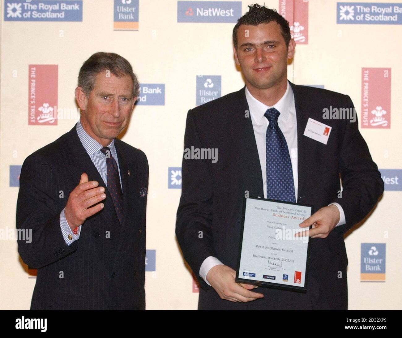 Paul Gilmore von Phys-Kids mit dem Prince of Wales bei den Prince's Trust und Royal Bank of Scotland Group Business Awards im St. James' Palace. Paul Gilmore, 25, hat vor zwei Jahren PHYS-KIDS in Solihull gegründet. *..der Grundschullehrer erkannte die Notwendigkeit für spezielle Sport Coaching innerhalb des Schulsystems und außerschulischen Aktivitäten und beschloss, sein eigenes Unternehmen zu gründen. PHYS-KIDS ist jetzt in drei Bildungsbehörden der West Midlands tätig. Stockfoto