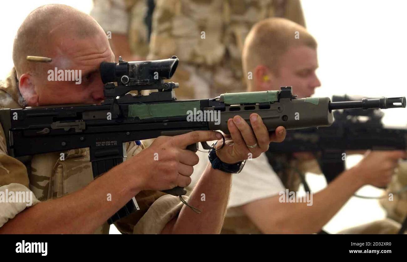 Elemente von 3 Commando testet ihre Waffen an Bord eines Kriegsschiffs im Golf. Stockfoto