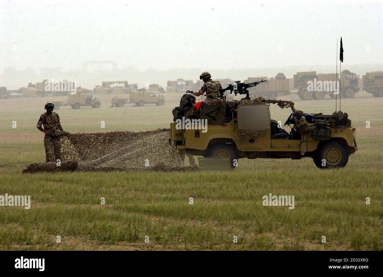 Britische Truppen der 16 Air Assault Brigade bereiten ihre Fahrzeuge und Ausrüstung vor, während sie sich nahe der irakischen Grenze versammeln. Stockfoto