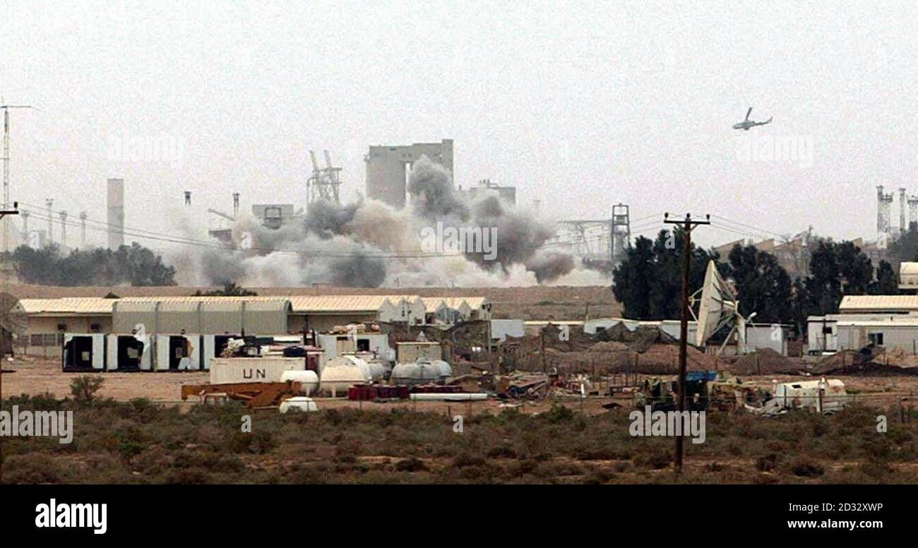 US-Cobra-Angriffshubschrauber bombardieren den südirakischen Hafen Umm Qasr, da Mitglieder der US 15 Marine Expeditionary Unit (MEU) weiterhin irakische Streitkräfte in der Stadt bekämpfen. Stockfoto