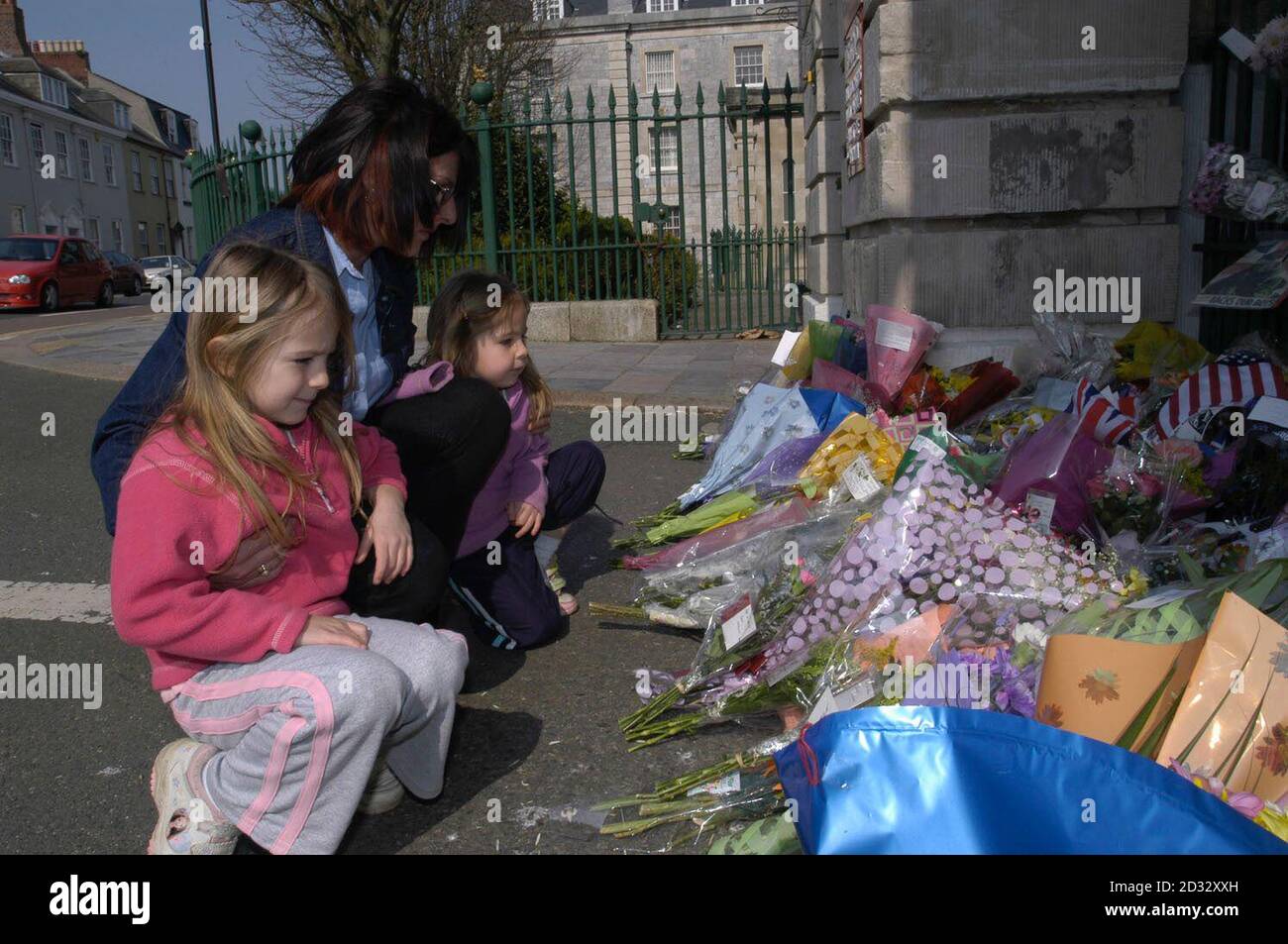 Beverley Church mit ihren zwei jungen Mädchen Jodie, fünf, und Madie, vier, zahlen ihre Vergelten an die Royal Marines, die im Irak starb, in Stonehoues Barracks, Plymouth. Stockfoto