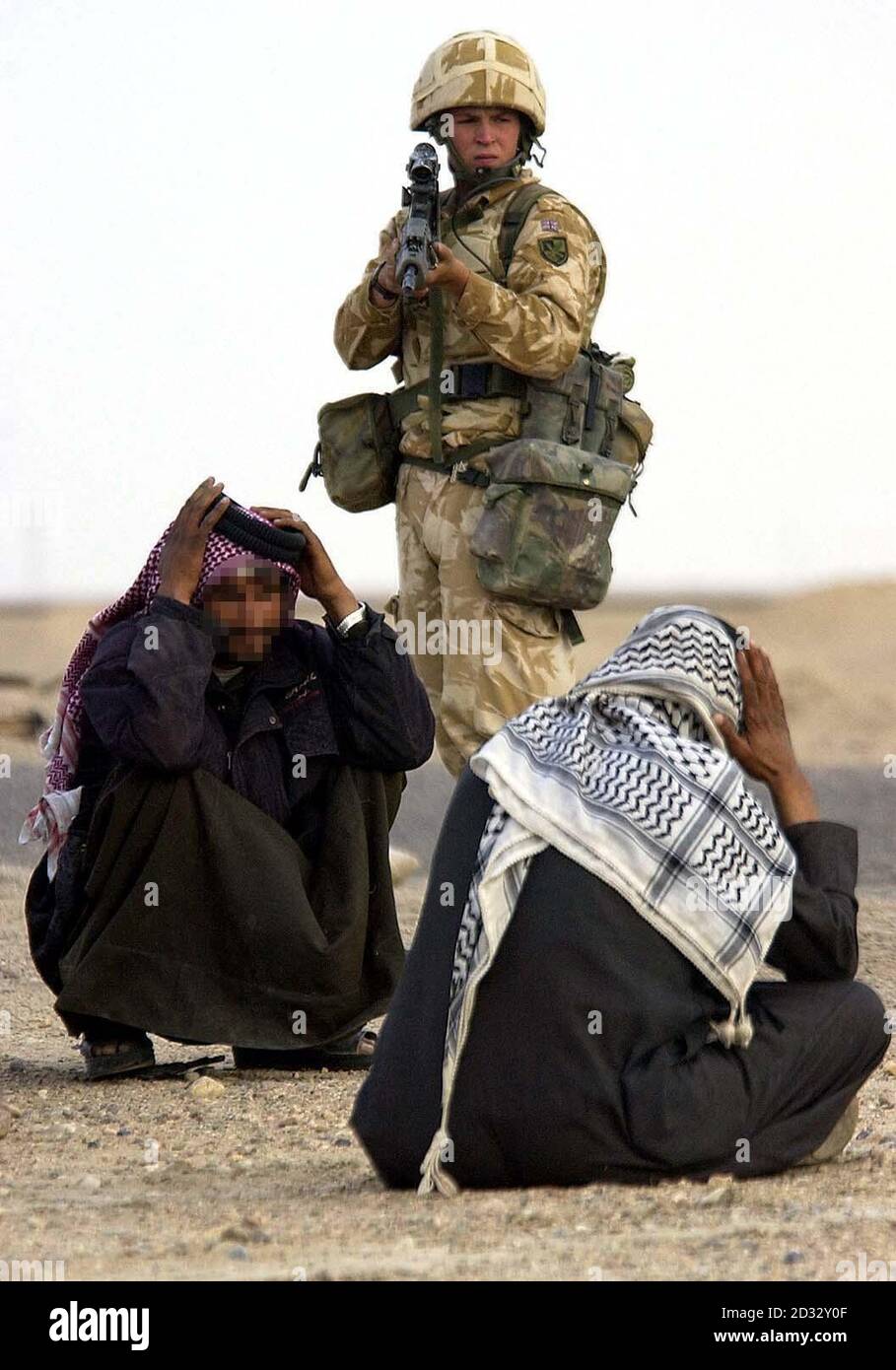 Soldaten der Household Cavalry stoppen mutmaßliche irakische Soldaten an einem Kontrollpunkt im Südirak. Stockfoto