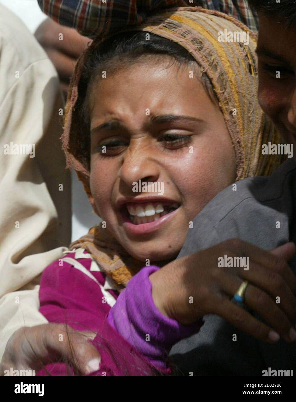 Die Versorgung mit frischem Trinkwasser wird von Mitgliedern der 16 Air Assault Brigade der britischen Armee an das arabische Marschdorf Enghabashir, westlich von Basra, Irak, verteilt. Stockfoto