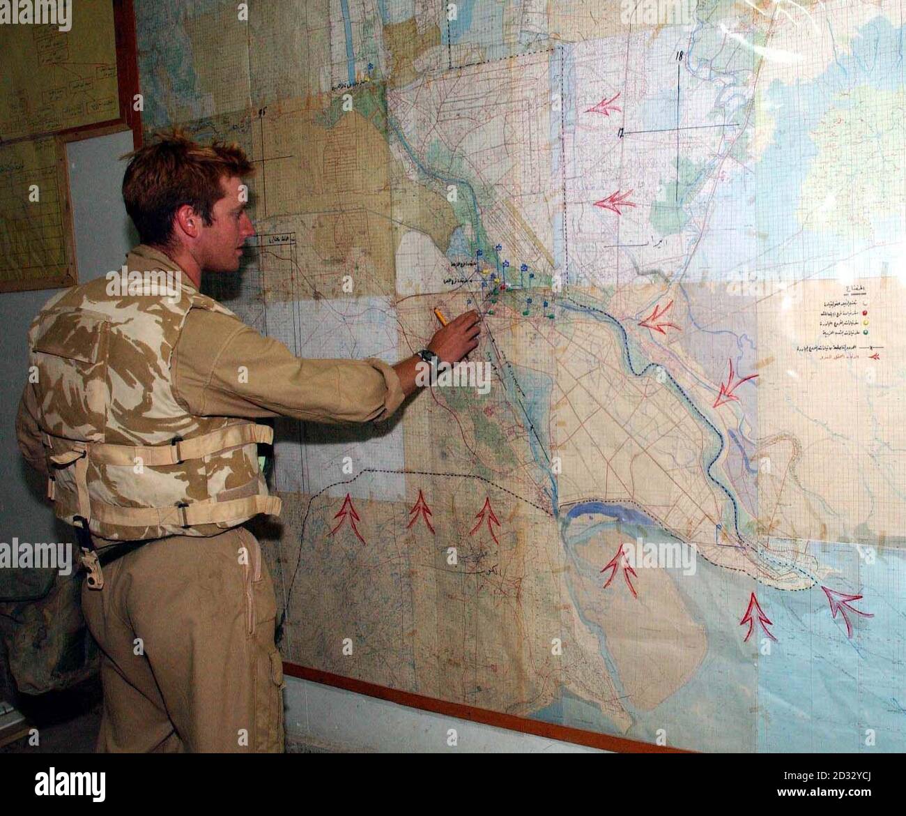 Capt Ian Fake schaut sich die Karten an, die im Parteihauptsitz von Baath in Basra zurückgeblieben sind, während die Zyklopen-Geschwader vom 2. Royal Tank Regiment die Stadt im Südirak einnehmen. Stockfoto