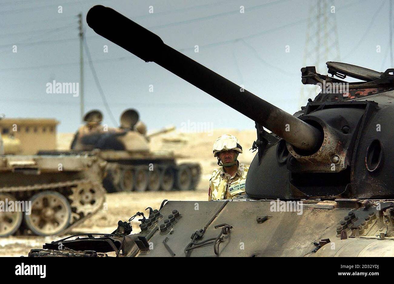 Ein para inspiziert einen Panzer außerhalb der irakischen Kaserne, nachdem er von einem A10 Tankbuster-Flugzeug in der Stadt Ad Dayr, nördlich von Basra, Irak, zerstört wurde. Stockfoto