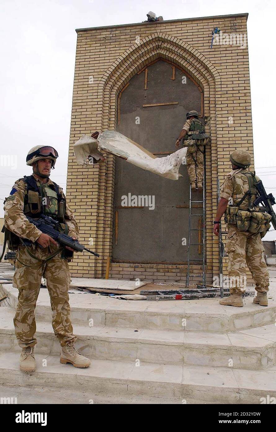 1. Bataillon C Company Parachute Regiment und US-Truppen Sicherung der Stadt AD Adyr nördlich von Basra Südirak. Stockfoto