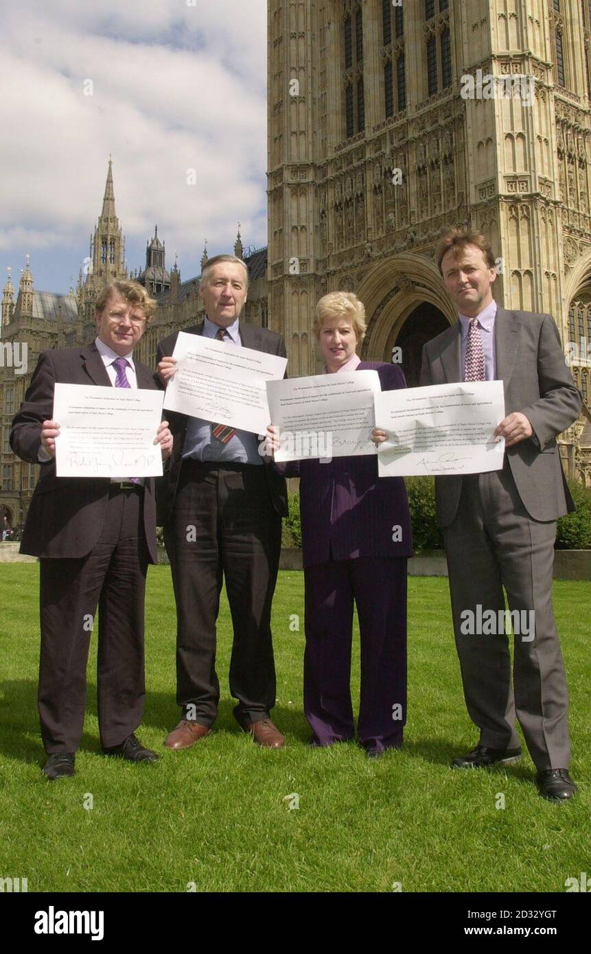 (Von links nach rechts) Richard Younger-Ross, Abgeordneter für Teignbridge, in Devon, Lord Livsey von Talgarth, Angela Browning, Abgeordneter für Tiverton und Honiton, und Andrew George, Abgeordneter für St Ives, * .. Zeigen ihre Unterstützung für den Fortbestand von ländlichen und landwirtschaftlichen Kursen am Seale Hayne College in Devon. Die vier versammelten sich auf Abingdon Green in Westminster, im Zentrum von London und sagten, sie würden mit lokalen Gemeinden in Devon und Cornwall zusammenarbeiten, um zu versuchen, die Schließung des Colleges zu verhindern. Stockfoto