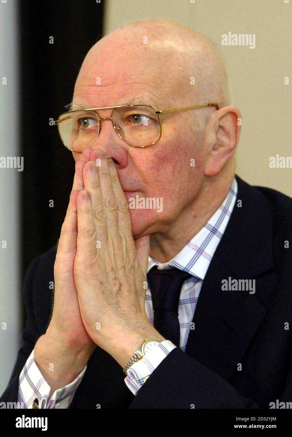 Der stellvertretende Vorsitzende der schottischen Liberaldemokraten Menzies Campbell bei einer Pressekonferenz in Edinburgh, bei der die Partei zusicherte, Tausende von "grünen" Arbeitsplätzen zu schaffen, indem sie Schottlands Image als schmutziger Mann Europas umdrehte. * der Umweltminister der Partei, Ross Finnie, sagte, dass sie innerhalb von drei Jahren 4,000 neue Arbeitsplätze im Recycling und bis 2015 10,000 neue Arbeitsplätze im Bereich der Meeresenergie sehen wollen. Campbell wurde letztes Jahr mit Krebs diagnostiziert und wurde gegen das Non-Hodgkins-Lymphom behandelt. Stockfoto