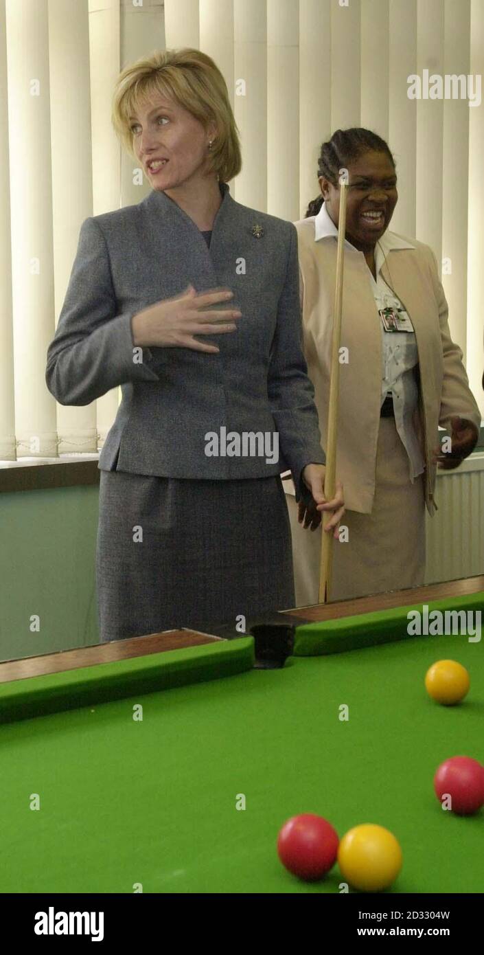 Die Gräfin von Wessex versucht sich am Pool, beobachtet von Frau Maureen Earle, einer Bail-Support- und Remand-Offizier, während ihres Besuchs im Caerphilly & Blaenau Gwent Youth Strafting Team in Pontllanfraith, Gwent. Stockfoto