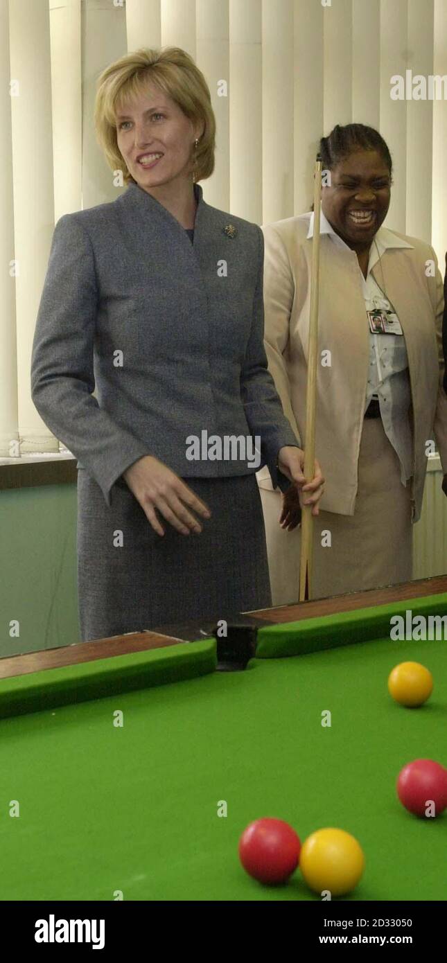 Die Gräfin von Wessex versucht sich am Pool, beobachtet von Frau Maureen Earle, einer Bail-Support- und Remand-Offizier, während ihres Besuchs im Caerphilly & Blaenau Gwent Youth Strafting Team in Pontllanfraith, Gwent. Stockfoto