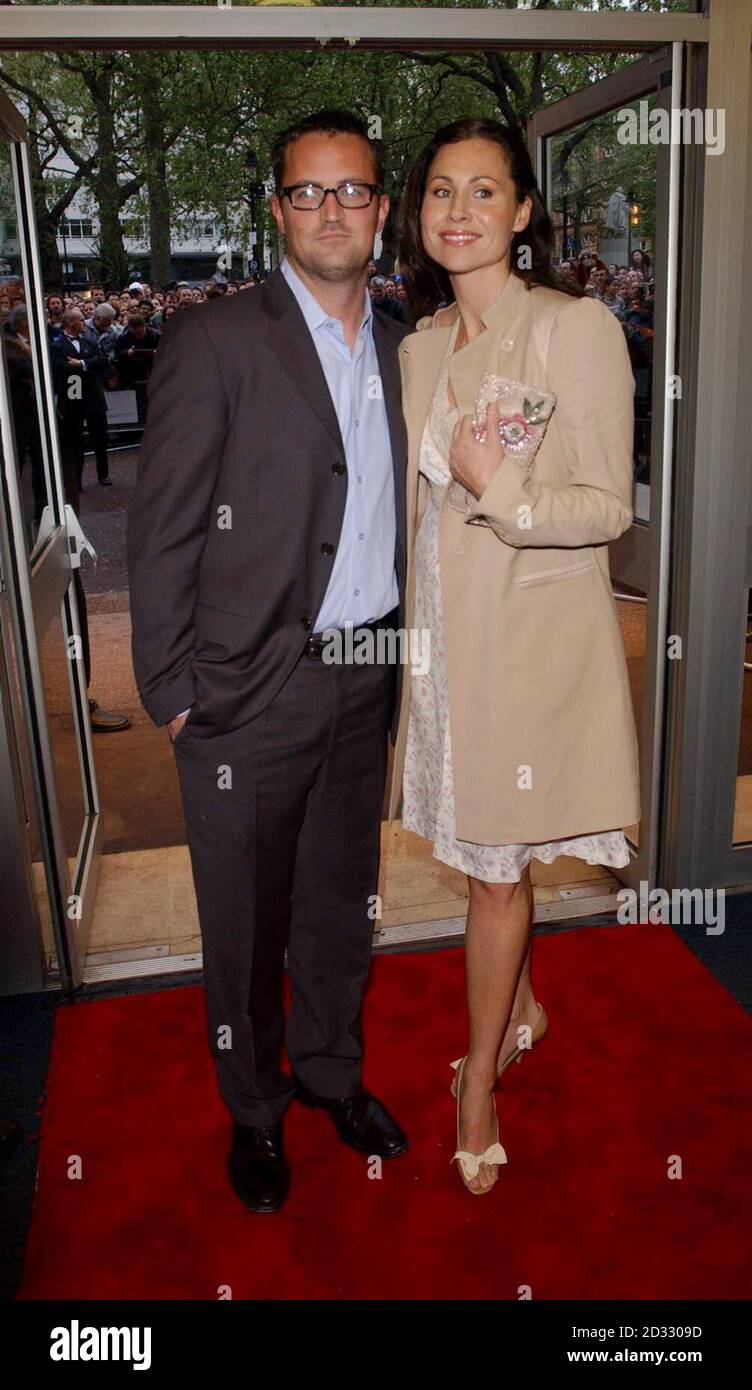 Der Schauspieler Matthew Perry und die Schauspielerin Minnie Driver kommen zur britischen Filmpremiere von Hope Springs in Odeon West End, London, an. Stockfoto