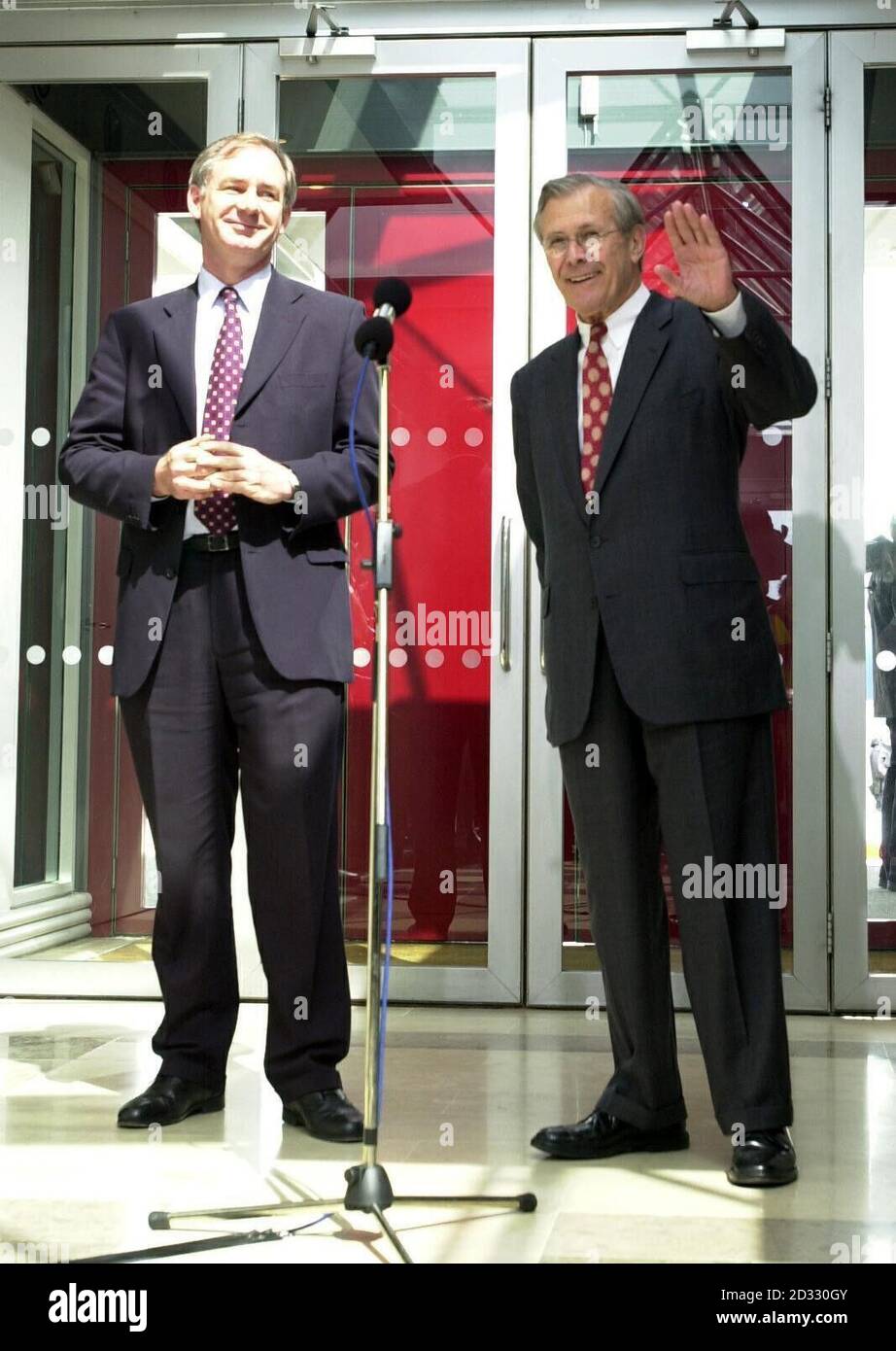 US-Verteidigungsminister Donald Rumsfeld (rechts) bei einer Pressekonferenz mit dem britischen Verteidigungsminister Geoff Hoon am Londoner Flughafen Heathrow. * Herr Rumsfeld war in Großbritannien zu Gesprächen mit Premierminister Tony Blair während der letzten Station einer Reise, die ihn in den Persischen Golf und Afghanistan geführt hat. Stockfoto