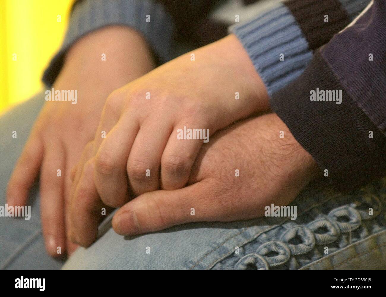Paula und David Entwistle, Eltern des vermissten siebenjährigen Schuljungen Daniel Entwistle, halten sich vor einer Pressekonferenz in Great Yarmouth die Hände. Daniel wurde zuletzt von seinen Eltern David, 41, und Paula, 30, die beide arbeitslos sind, *..um 17 Uhr am Samstag, den 3. Mai gesehen, nachdem er sein Haus verlassen hatte, um Nachbarn zu besuchen. Trotz der Durchsuchungen durch die Offiziere in der Nacht gab es keine Anzeichen von Daniel , sagte Detective Superintendent Julian Gregory. Stockfoto