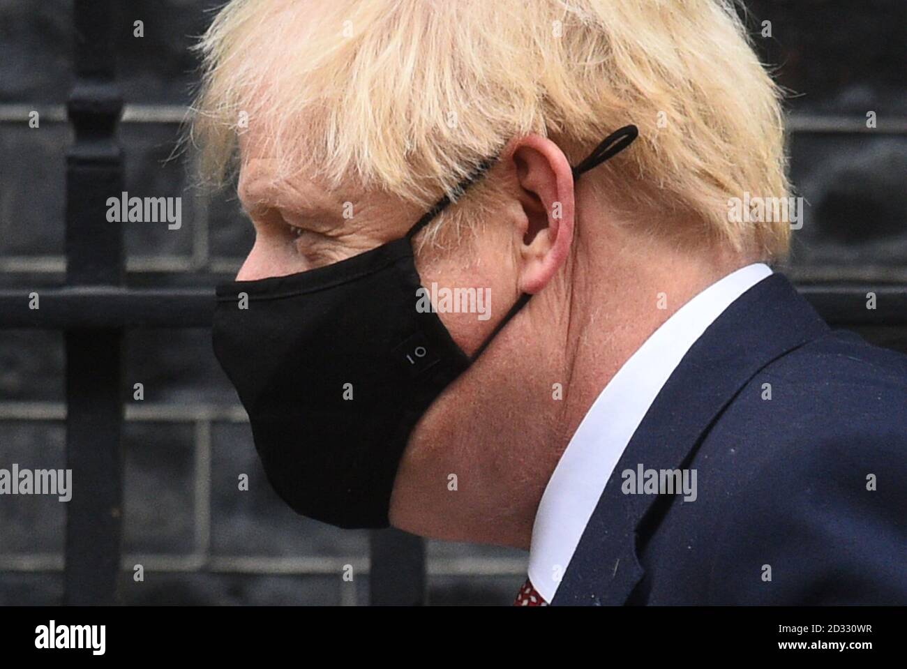 Premierminister Boris Johnson verlässt die Downing Street 10, um an den Fragen des Premierministers im Londoner Parlamentsgebäude teilzunehmen. Stockfoto