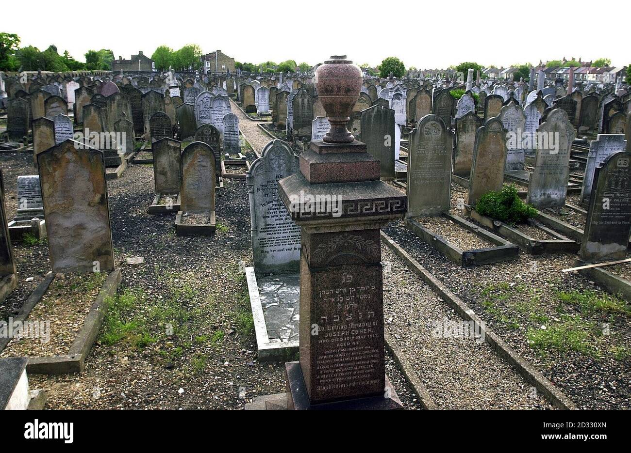 Der jüdische Friedhof Plashet, Upton Park, East London. Mehr als 380 Gräber wurden auf einem jüdischen Friedhof entweiht, was die Polizei als rassistisch motivierten Angriff bezeichnete. Offiziere wurden zum Plashet Friedhof in East Ham, London, gerufen. * Sie entdeckten 386 Gräber, die scheinbar übergeschoben und beschädigt waren. Ein Polizeisprecher sagte: Es gab keine Hinweise auf eine Störung der Gräber selbst und es gab keine Hinweise auf ein aufgetautes Graffiti. Stockfoto