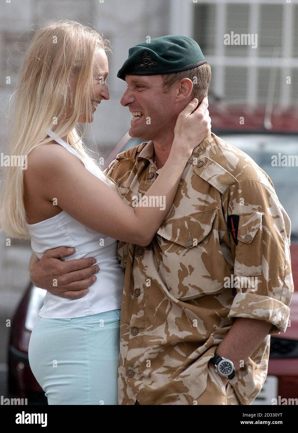 Bombadier Eddie Palfreeman aus Stockton on Tees wird mit seinem Verlobten Sam Sergold aus Northampton wiedervereint, als nach wochenlangen, heftigen Kämpfen im Irak rund 250 Commandos zu einem emotionalen Empfang nach Hause kamen. Die Truppen des 29 Commando Regiment Royal Artillery, *.., die in den frühen Morgenstunden in die RAF Brize Norton flogen, wurden von ihren Familien in der Zitadellenbaracke auf Plymouth Hoe, Devon, mit Bannern, Gewerkschaftsflaggen, Ballons und Lufthörnern begrüßt. Aber die Freude über ihre Rückkehr wurde durch die Erinnerung an den Verlust von drei ihrer Kollegen bei einem Hubschrauberabsturz in den frühen Tagen des c gedämpft Stockfoto