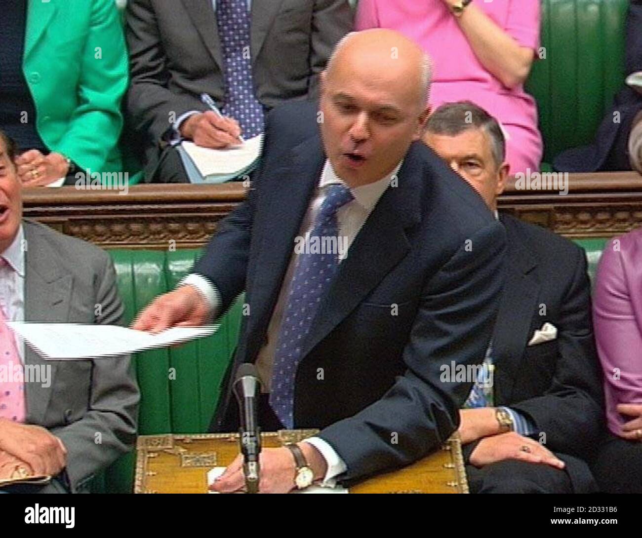 Der Oppositionsführer Iain Duncan Smith spricht im Londoner Unterhaus auf den britischen Premierminister Tony Blair während seiner wöchentlichen Fragestunde von Abgeordneten an. Stockfoto