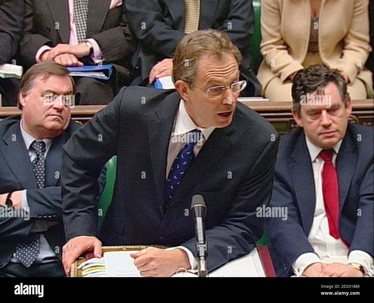 Der britische Premierminister Tony Blair beantwortet eine Frage des Oppositionsführers im Unterhaus in London während seiner wöchentlichen Fragestunde der Abgeordneten. Stockfoto