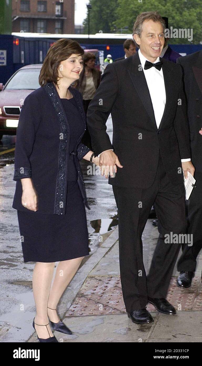 Premierminister Tony Blair, begleitet von seiner Frau Cherie, kommt beim Press Gallery Dinner im Londoner Hilton Metropole Hotel an. Stockfoto