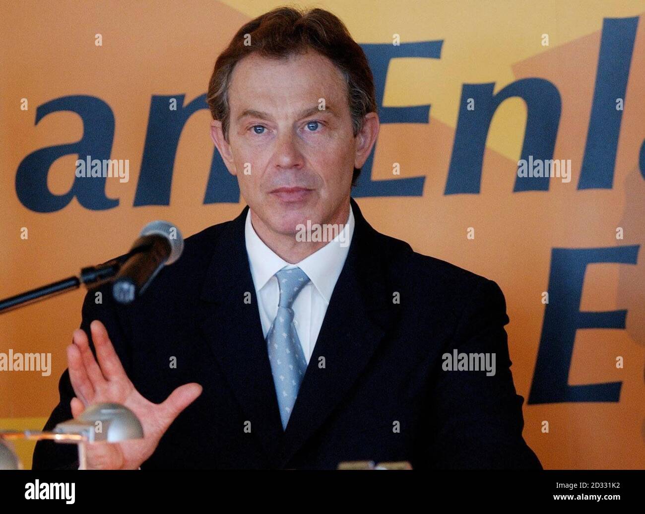 Premierminister Tony Blair sprach im Königlichen Schloss in Warschau, wo er behauptete, dass er das Argument gegen einen europäischen "Superstaat" gewinnen würde - und ließ die Forderungen nach einem Referendum über den neuen Verfassungsvertrag für die EU wieder beiseite. * der Premierminister besuchte die polnische Hauptstadt 24 Stunden vor der Ankunft von US-Präsident George Bush, als sich die Staats- und Regierungschefs der Welt zum 300. Jahrestag von St. Petersburg und dem G8-Gipfel in Evian, Frankreich, durch Europa nach Russland machten. Stockfoto