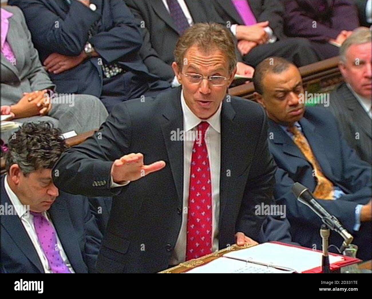 Premierminister Tony Blair beantwortet eine Frage im Unterhaus während seiner regelmäßigen wöchentlichen Fragestunde mit Fragen von Mitgliedern des parlaments. * unter anderem wurde erwartet, dass er wegen der Behauptungen, die Regierung habe die Bedrohung durch irakische Massenvernichtungswaffen übertrieben, befragen wird. Stockfoto