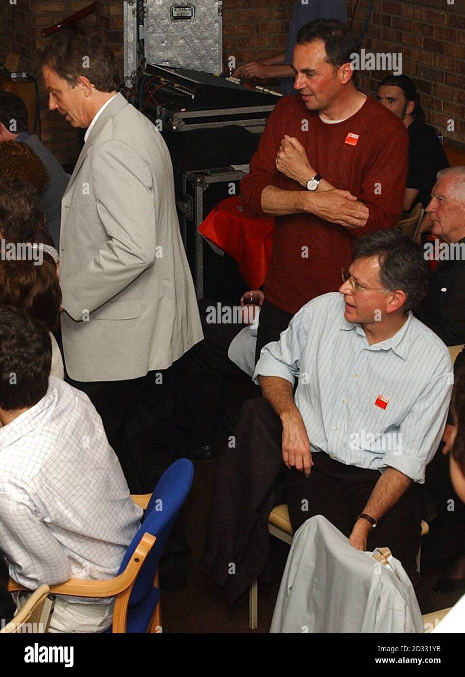 Der britische Premierminister Tony Blair mit dem ehemaligen Verkehrsminister Stephen Byers (rechts sitzend) während der Partei, um Blairs 20. Jahrestag als Abgeordneter im Trimdon Labor Club in seinem Wahlkreis in Sedgefield in Co Durham zu feiern. Stockfoto