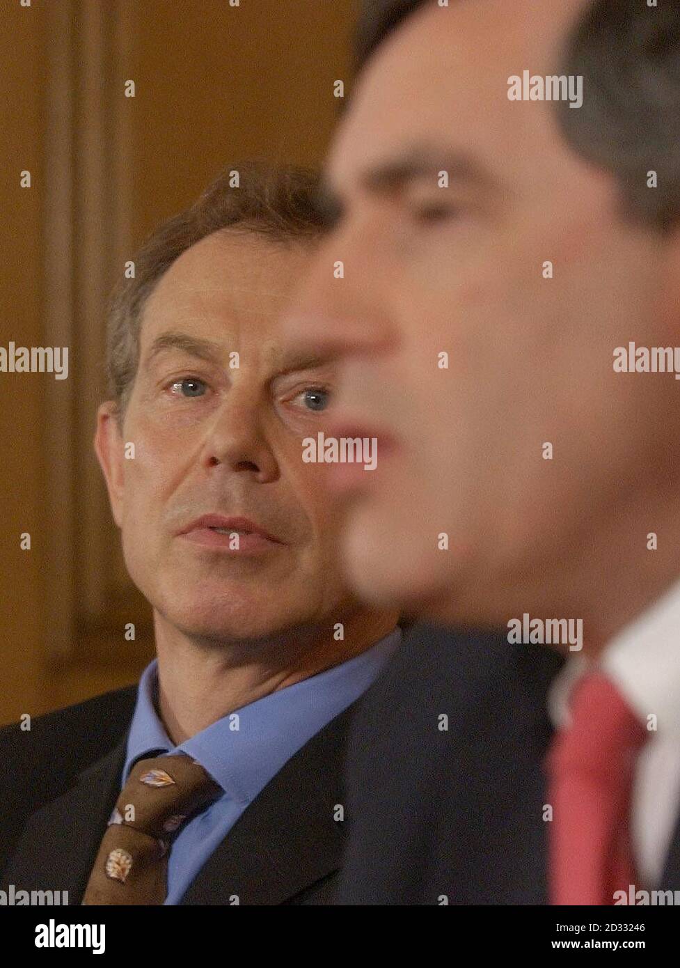 Der britische Premierminister Tony Blair und der Schatzkanzler Gordon Brown, rechts, während einer gemeinsamen Pressekonferenz in der Downing Street 10 in London, nachdem sie beschlossen hatten, den Beitritt Großbritanniens zur europäischen Einheitswährung zu verzögern. Stockfoto