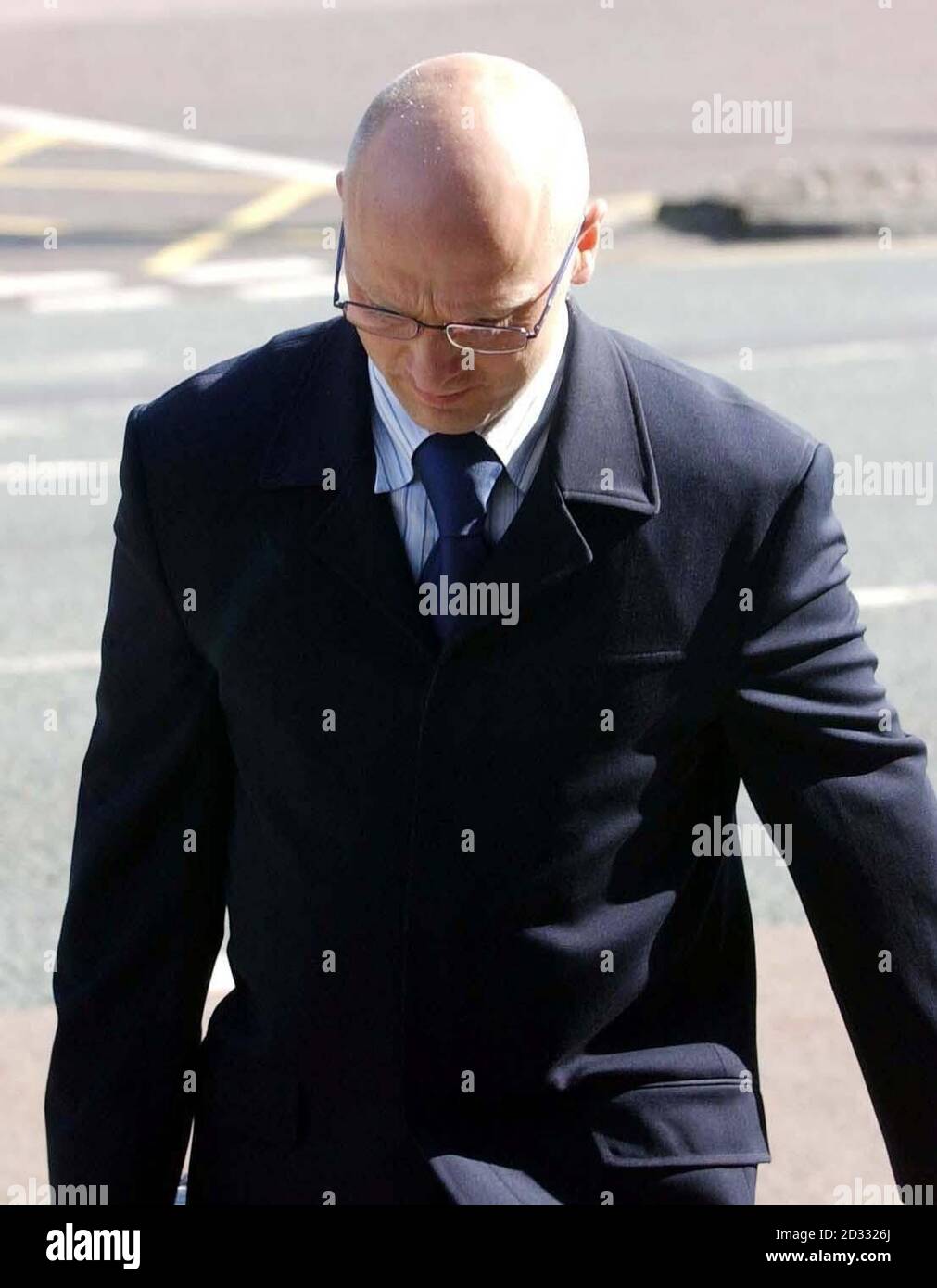 David Watson, 38, aus Bletchley, Buckinghamshire, kommt am Nottingham Crown Court an, wo er eine Anklage wegen Verschwörung zur Täuschung im Fall von Denby Poultry Products Limited in Denby, Derbyshire, verneinte. * ... die angeblich verurteiltem Geflügel verwendet, untauglich für den Verzehr durch Menschen und verkaufte es an große Lebensmittelhersteller. Das Gericht hörte, wie Fleisch, das für nur 25 pro Tonne gekauft wurde, oft in riesigen Sprünge den Elementen ausgesetzt und dann für 1,568 bis 1,792 pro Tonne an Verarbeitungsunternehmen verkauft wurde. Stockfoto