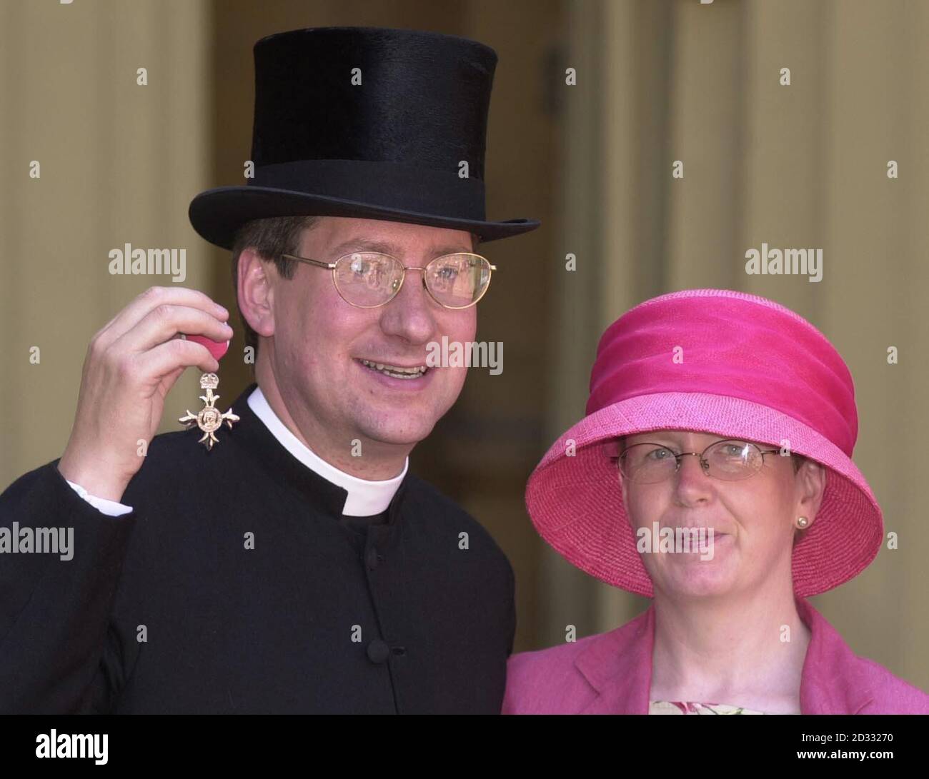 Der Vikar in der St. Andrew's Church in Soham, Cambridgeshire, der Reverend Timothy Alban Jones, steht seiner Frau Cathy nachdem er MBE (Mitglied des Britischen Empire) im Buckingham Palace, London
