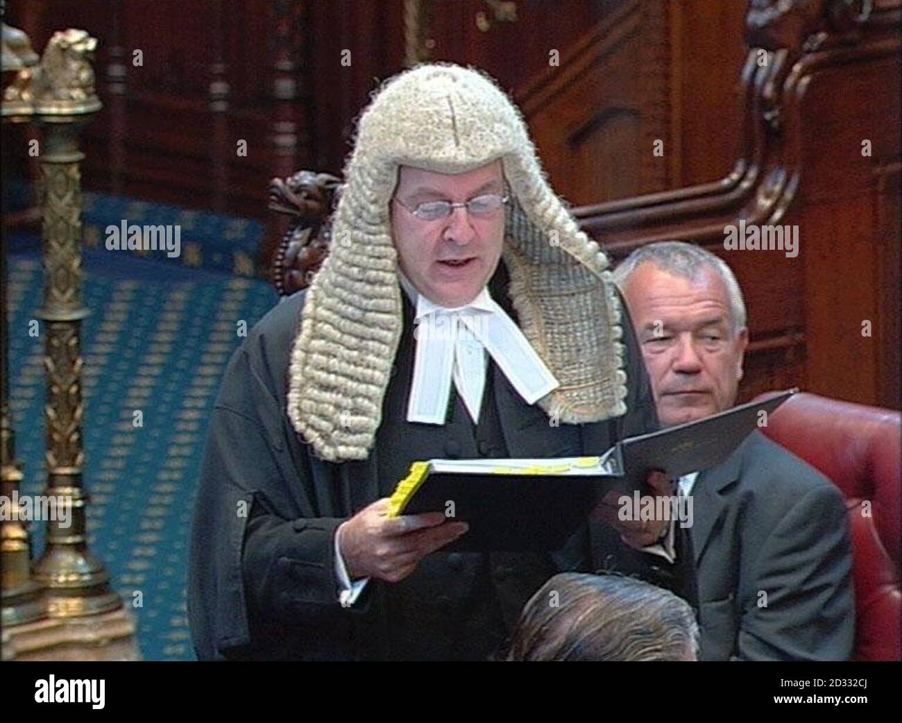 Lord Falconer, der Minister, der für das Ministerium für konstitutionelle Fragen zuständig ist, das in der letzten Woche in der Kabinettsumbildung geschaffen wurde, sprach im Oberhaus, wo die Mitglieder lernten, wie die Rolle des Kanzlers reformiert und schließlich abgeschafft werden würde. Lord Falconer sitzt weiterhin auf dem Woolsack und fungiert als Lords Chancellor, denn das Gesetz verlangt von ihm, bis die neue Gesetzgebung eingeführt wird - was Jahre dauern könnte. Stockfoto