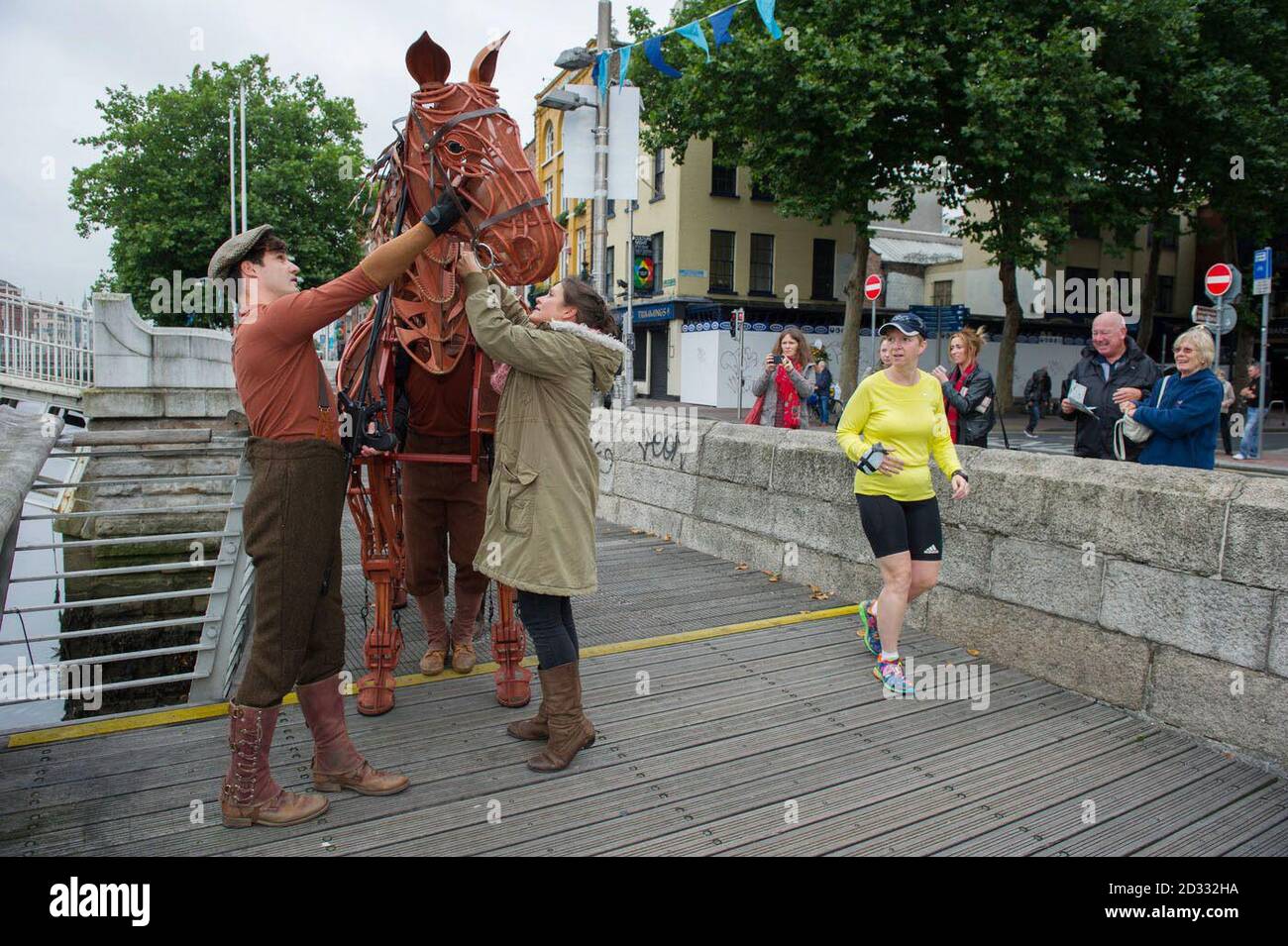 "Joey", der Star der britischen Produktion von war Horse auf der Ha'Penny Bridge in Dublin, Irland, bevor es im nächsten Jahr im Bord Gais Energy Theatre zu sehen war. Stockfoto