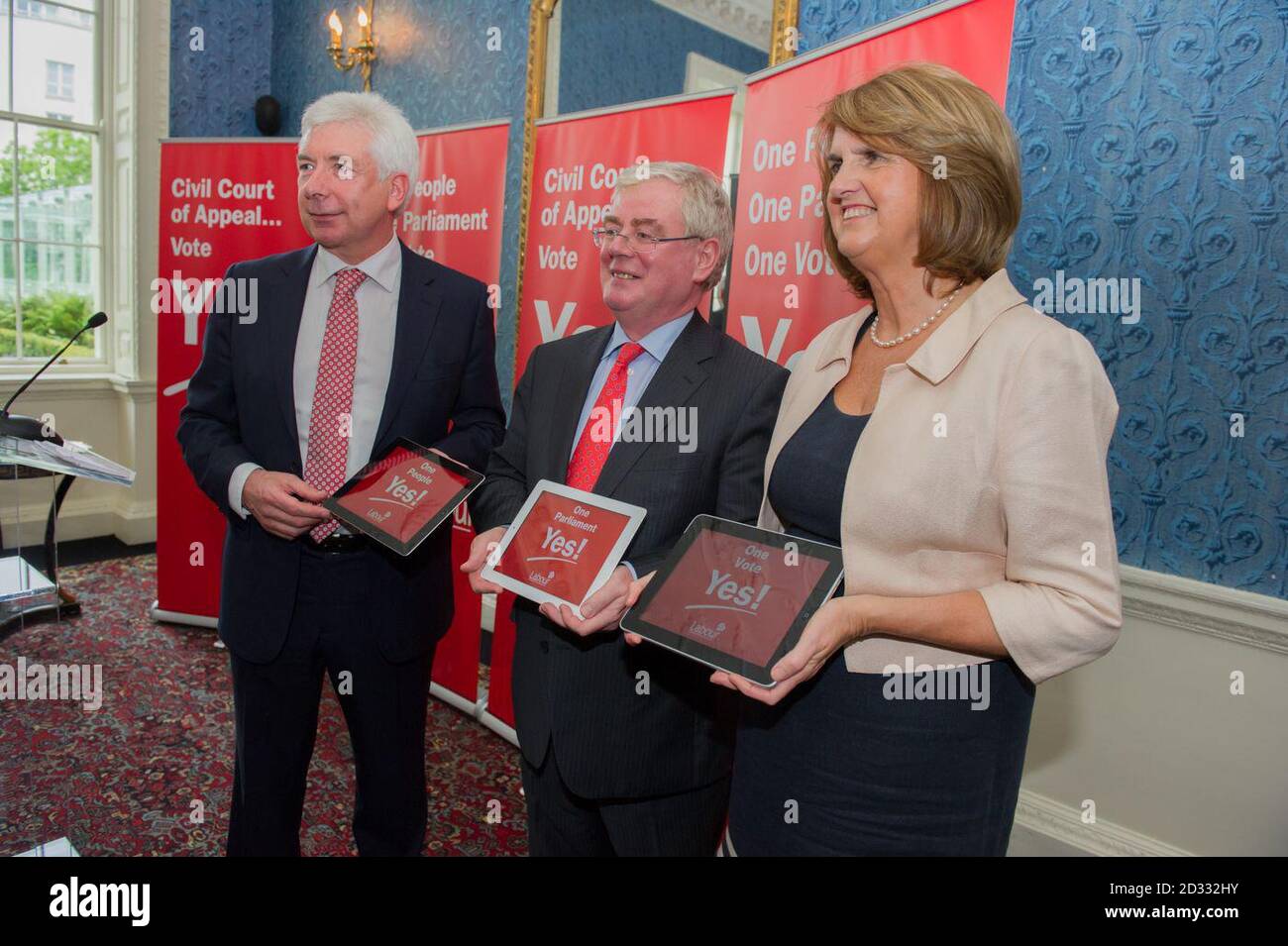 Dr. Alex White, Joan Burton TD und Tanaiste Eamon Gilmoreat die Kampagne der Labour Party zur Abschaffung der Seanad im Merrion Hotel, Dublin. Stockfoto