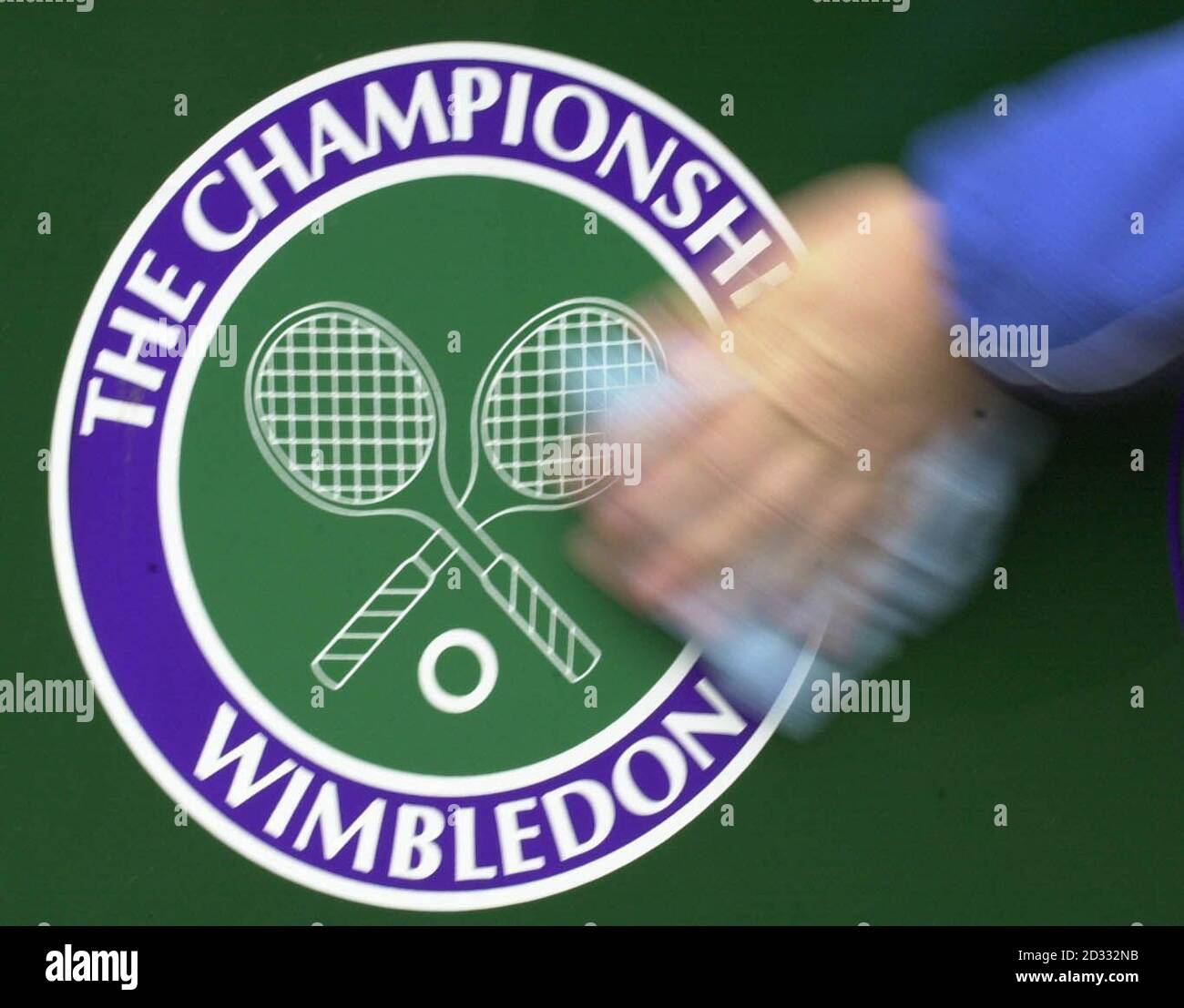 NUR REDAKTIONELLE VERWENDUNG, KEINE HANDYNUTZUNG Allgemeine Ansicht des All England Club in South London, da die letzten Vorbereitungen vor dem Start der Wimbledon Tennis Championships 2003 getroffen werden. Stockfoto