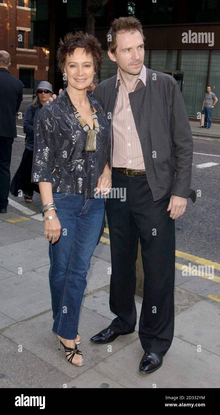 Schauspieler Ralph Fiennes und Schauspielerin Francesca Annis kommen im Odeon Covent Garden in London zur UK Charity Film Premiere von Hoover Street Revival. Stockfoto