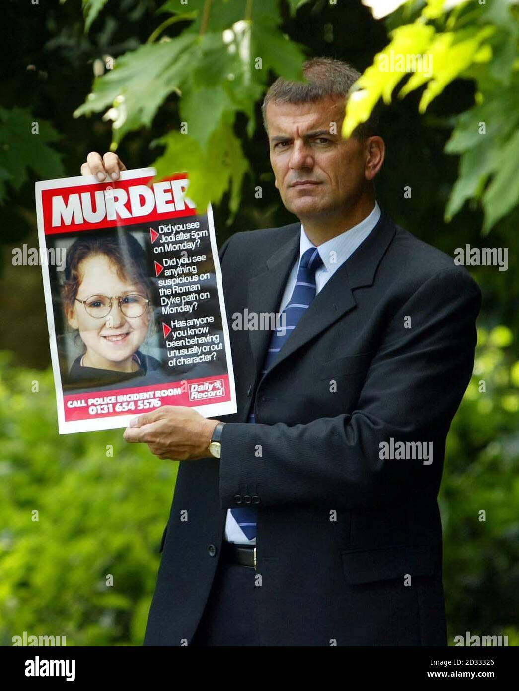 Der Kriminalkommissar Tom Martin, ein leitender Offizier, der an der Morduntersuchung um den Teenager Jodi Jones beteiligt ist, hält das Kriminalplakat nach einer Pressekonferenz im Kirchensaal in Dalkeith hoch. * Martin, enthüllte, dass die Kleidung des Mädchens nun vom Tatort zur Untersuchung genommen worden war. Die blutige Leiche der 14-Jährigen wurde am Montagabend im Wald in der Nähe ihres Hauses in Dalkeith, Midlothian, entdeckt. Stockfoto