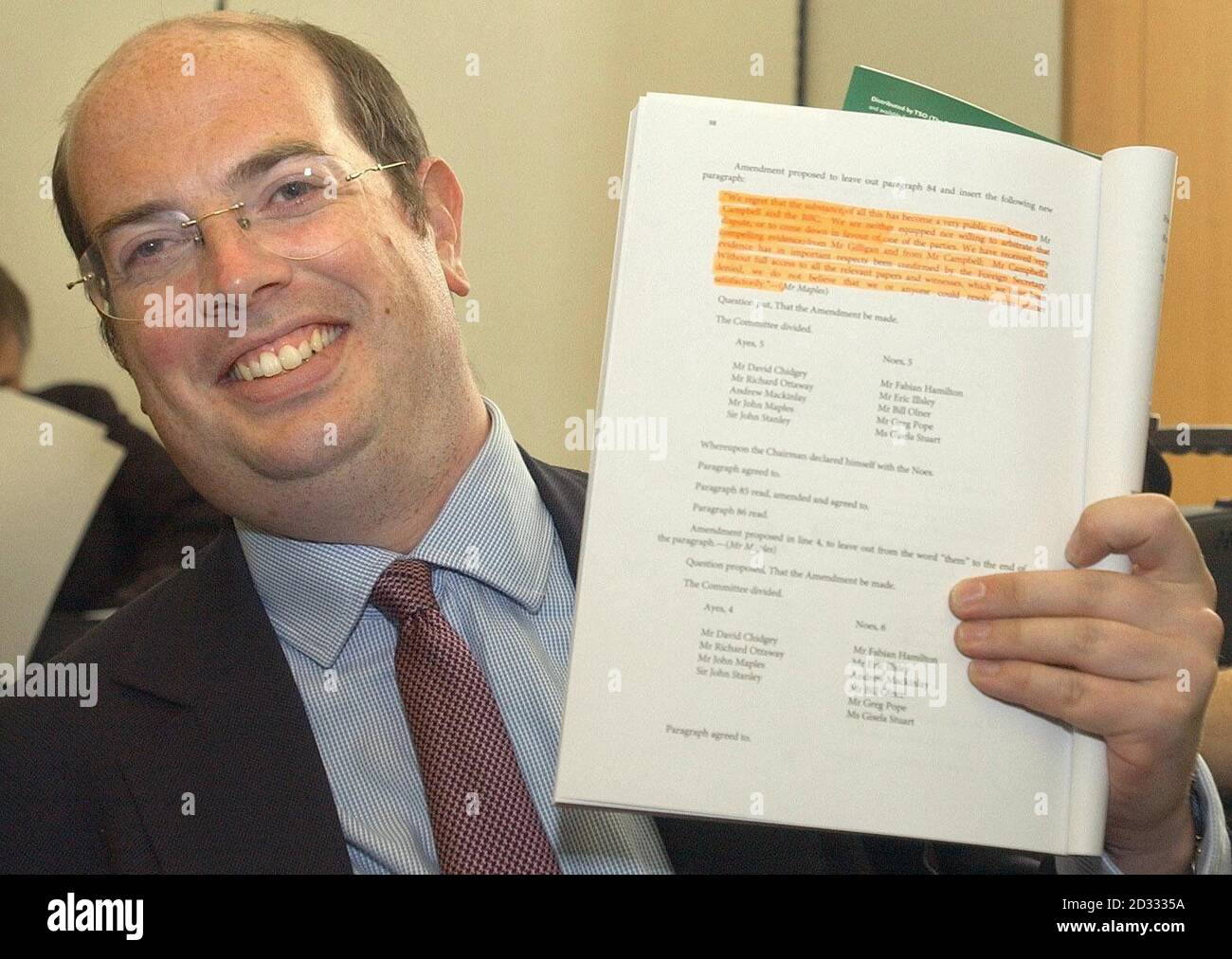 BBC-Journalist Andrew Gilligan, der berichtete, dass Downing Street während einer Pressekonferenz im Zentrum von London sein Septemberdossier über die Entscheidung, in den Krieg gegen den Irak zu ziehen, "ausgestrahlt" habe. * der Ausschuss kam zu dem Schluss, dass die Regierung die Glaubwürdigkeit ihres Kriegsszenario durch die Erstellung des zweiten "seltsamsten" Dossiers über die irakischen Waffen untergraben hat. Das Dokument wurde am 3. Februar veröffentlicht, zwei Wochen vor der Abstimmung der Abgeordneten über die Entsendung britischer Truppen in den Krieg. Stockfoto