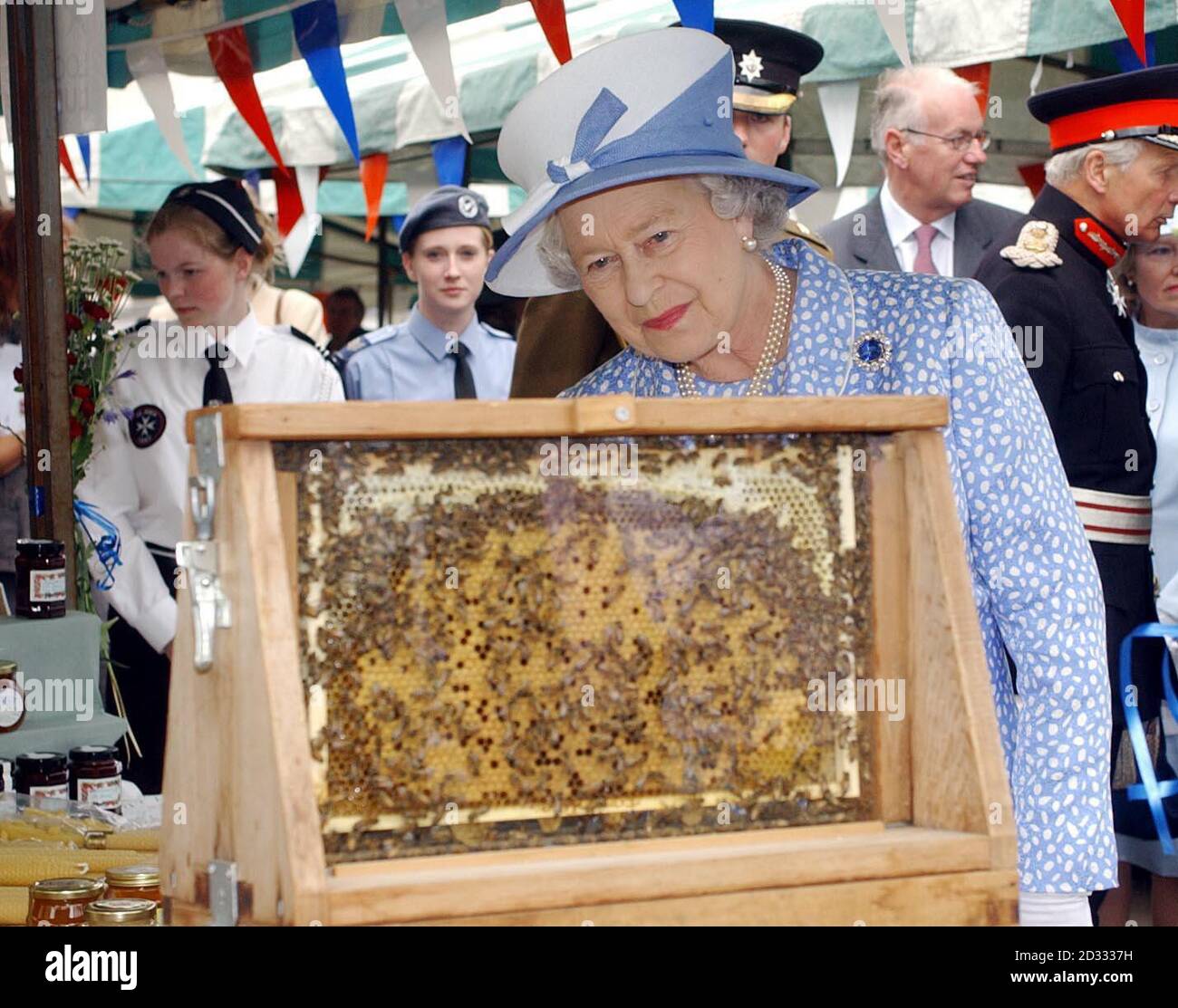 Königin Elizabeth II sucht die Bienenkönigin auf der Hill House Farm, Stand in Ludlow Market, Shropshire. Stockfoto