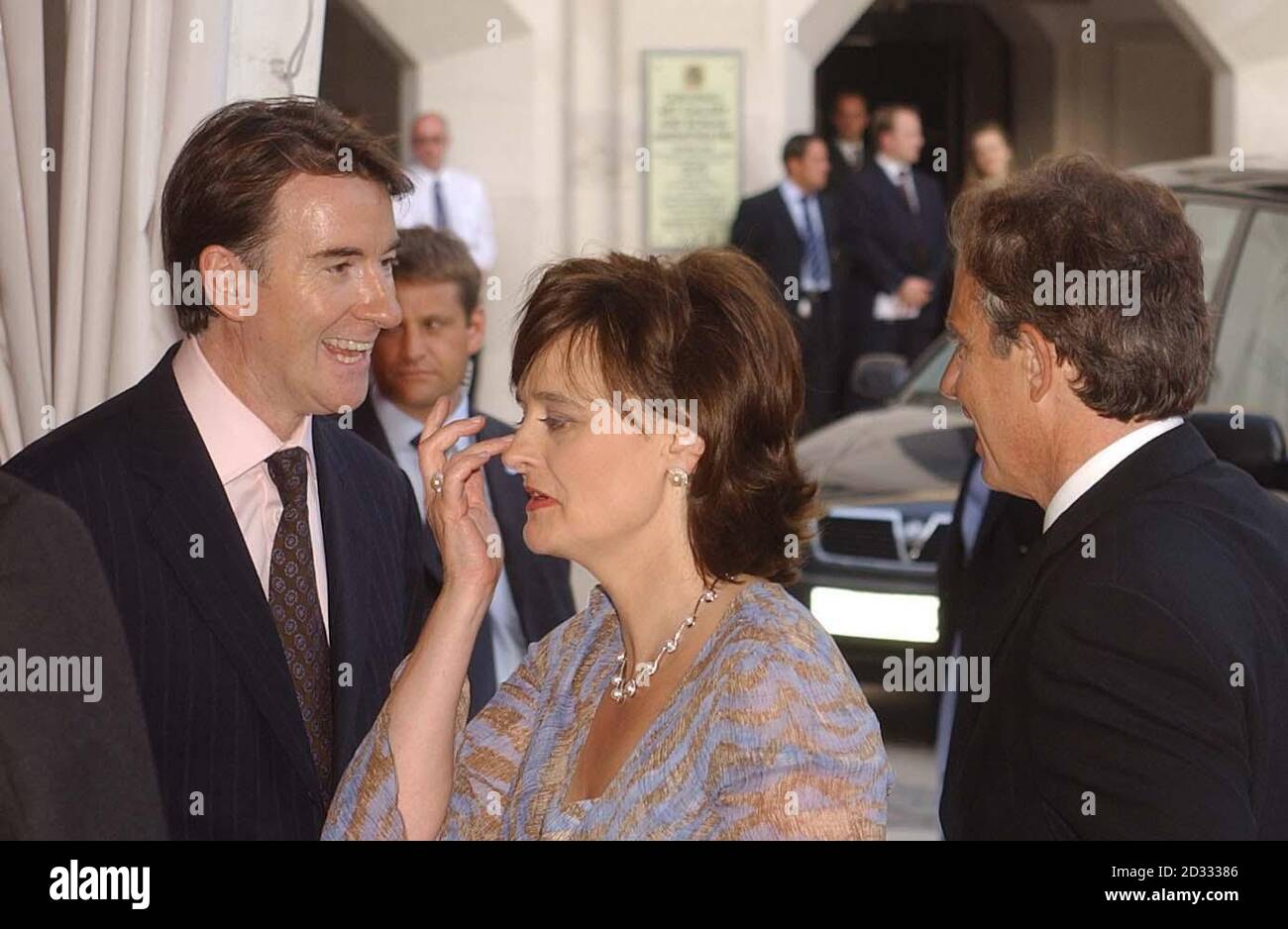 Der britische Premierminister Tony Blair wird von seiner Frau Cherie begleitet und von Peter Mandelson (links) begrüßt, als sie im Guildhall in der City of London zum Progressive Governance Dinner ankommen. Stockfoto