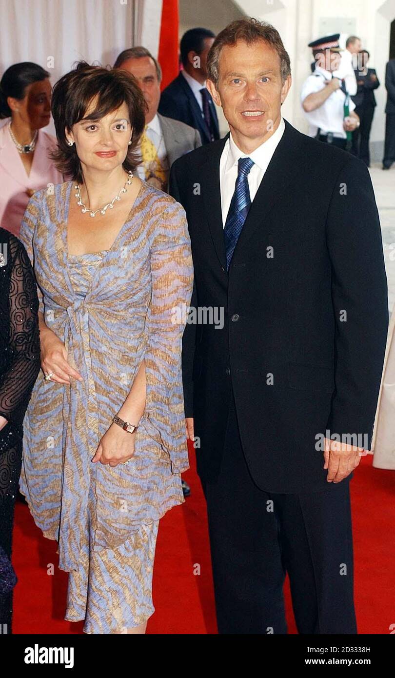 Der britische Premierminister Tony Blair wird von seiner Frau Cherie begleitet und von Peter Mandelson (links) begrüßt, als er zum progressiven Governance Dinner im Guildhall in der City of London eintrifft. Stockfoto