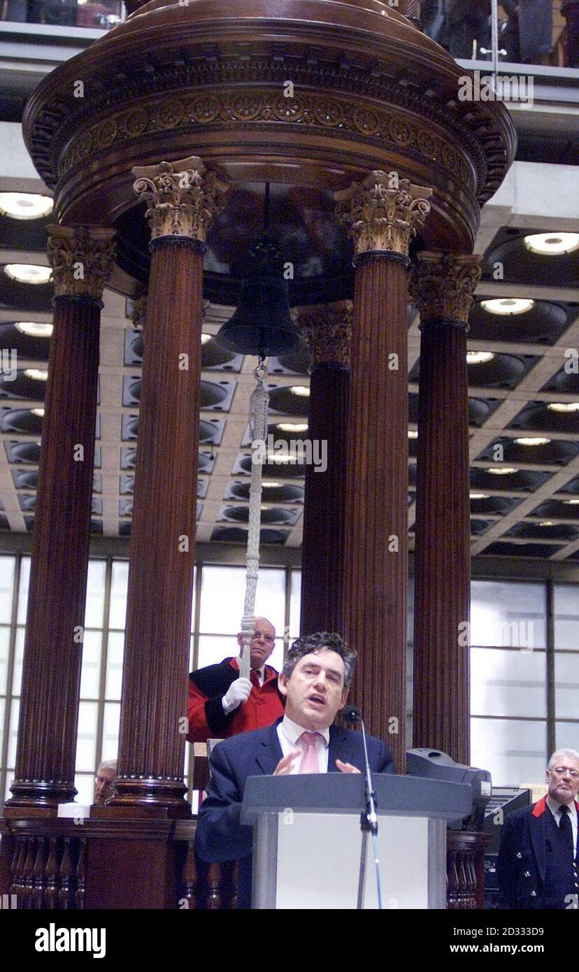 Schatzkanzler Gordon Brown hält eine Rede unter der Lutine Bell bei einem Besuch in Lloyds of London, wo er den Abbau von Handelsbarrieren zwischen Europa und den USA forderte. Brown sagte, es gebe eine wachsende wirtschaftliche Abhängigkeit zwischen den USA und Großbritannien. * Wenn Handelsbarrieren zwischen den USA und Europa abgebaut würden, würde das Wachstum in Europa um rund 2% und in den USA um 1% steigen. Stockfoto